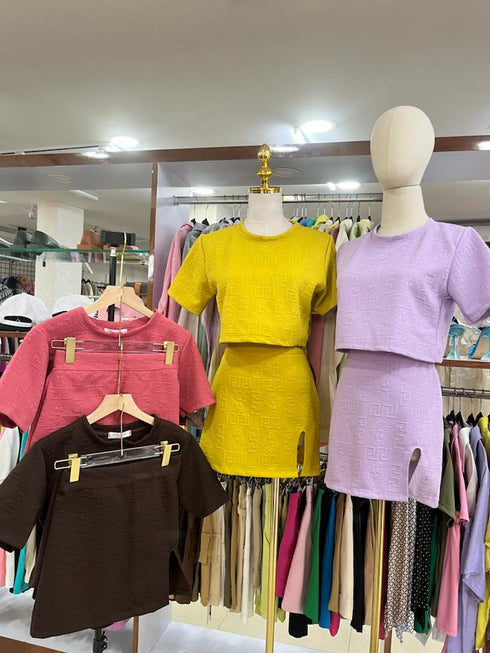 MODERN GRIL Crop Top With Side Slit Skirt